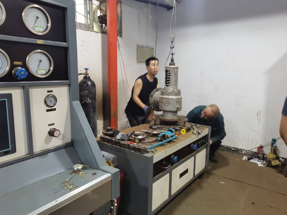 开盛供热公司开展安全阀校验工作