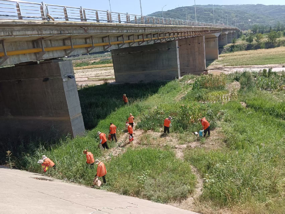 公用事业公司积极清理河道垃圾