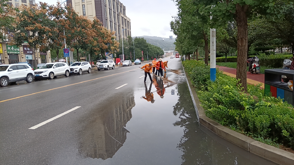 公用事业公司及时清理雨后淤泥积水